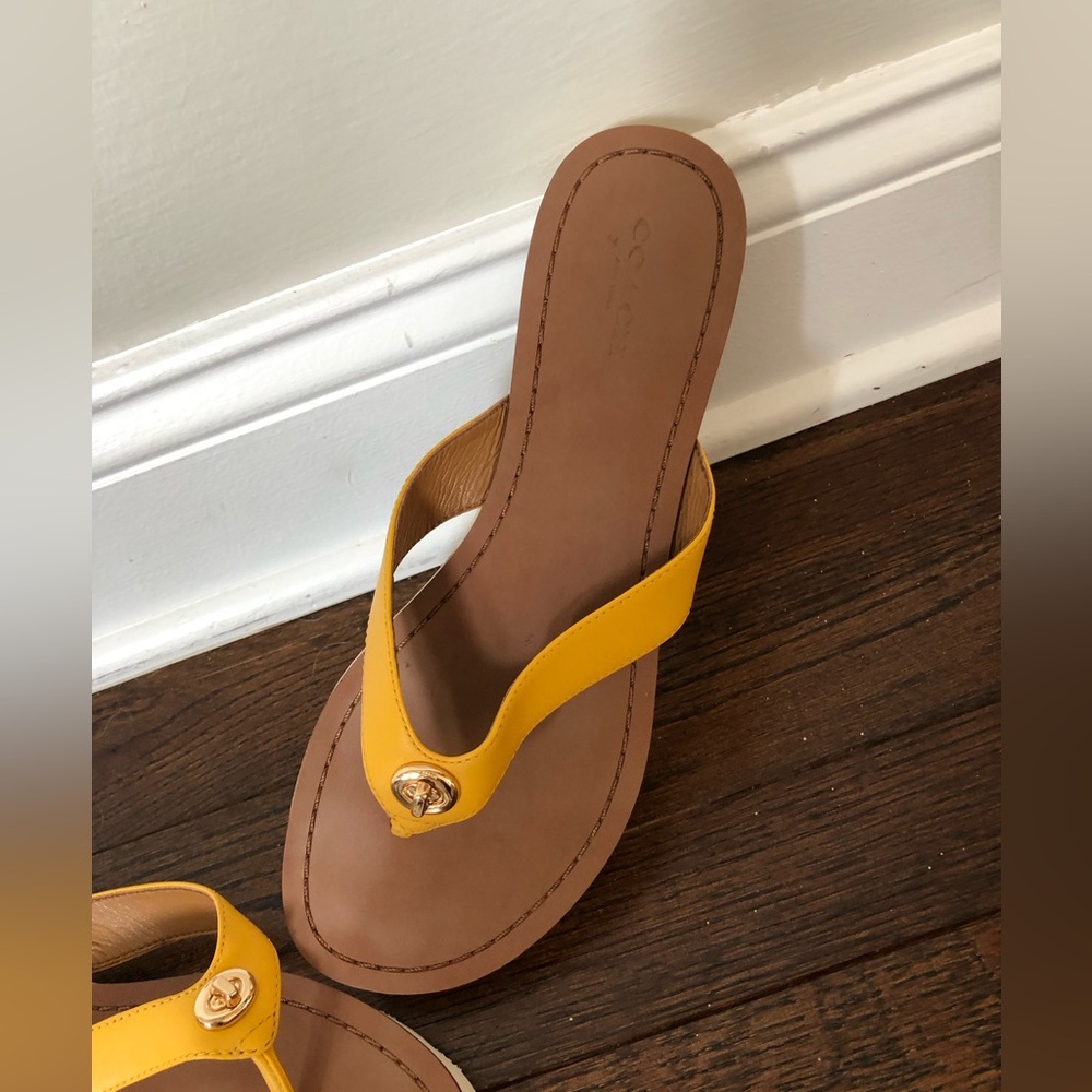 Coach Women’s 8 Shelly Turnlock Leather Flip-Flop Sandals w/Gold Buckle -EUC! - Picture 3 of 15